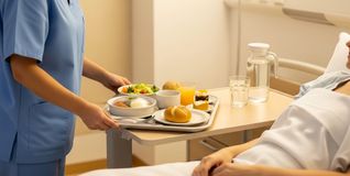 Laut Klinikverbund ist es wichtig, dass die Speiseversorgung weiterhin zum pflegerischen Aufgabenbereich gehört.